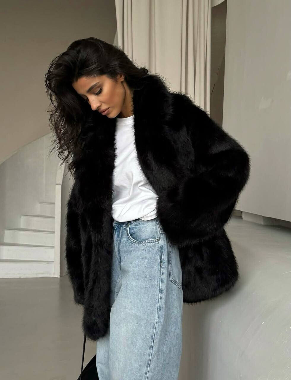 Теплая и стильная шуба из эко меха, на подкладке.