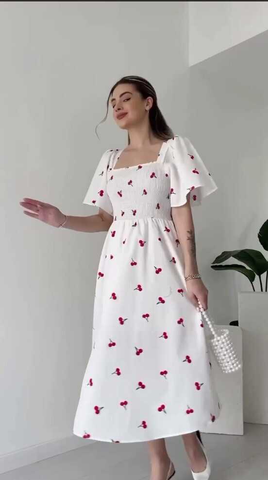 Легенька сукня на літо в трендових принтах