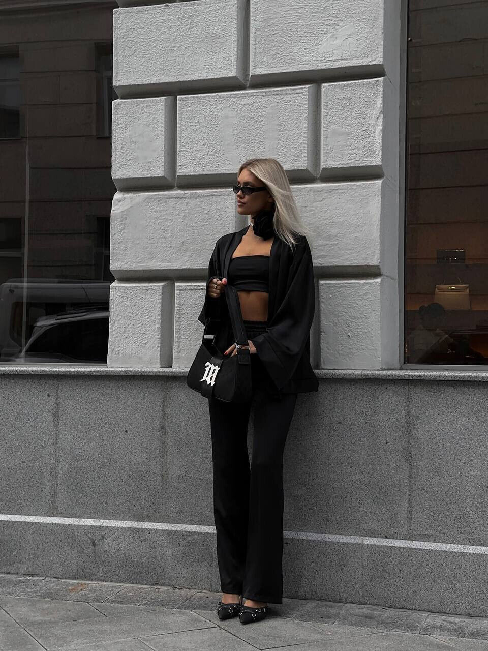 Елегантний жіночий костюм із преміального атласу