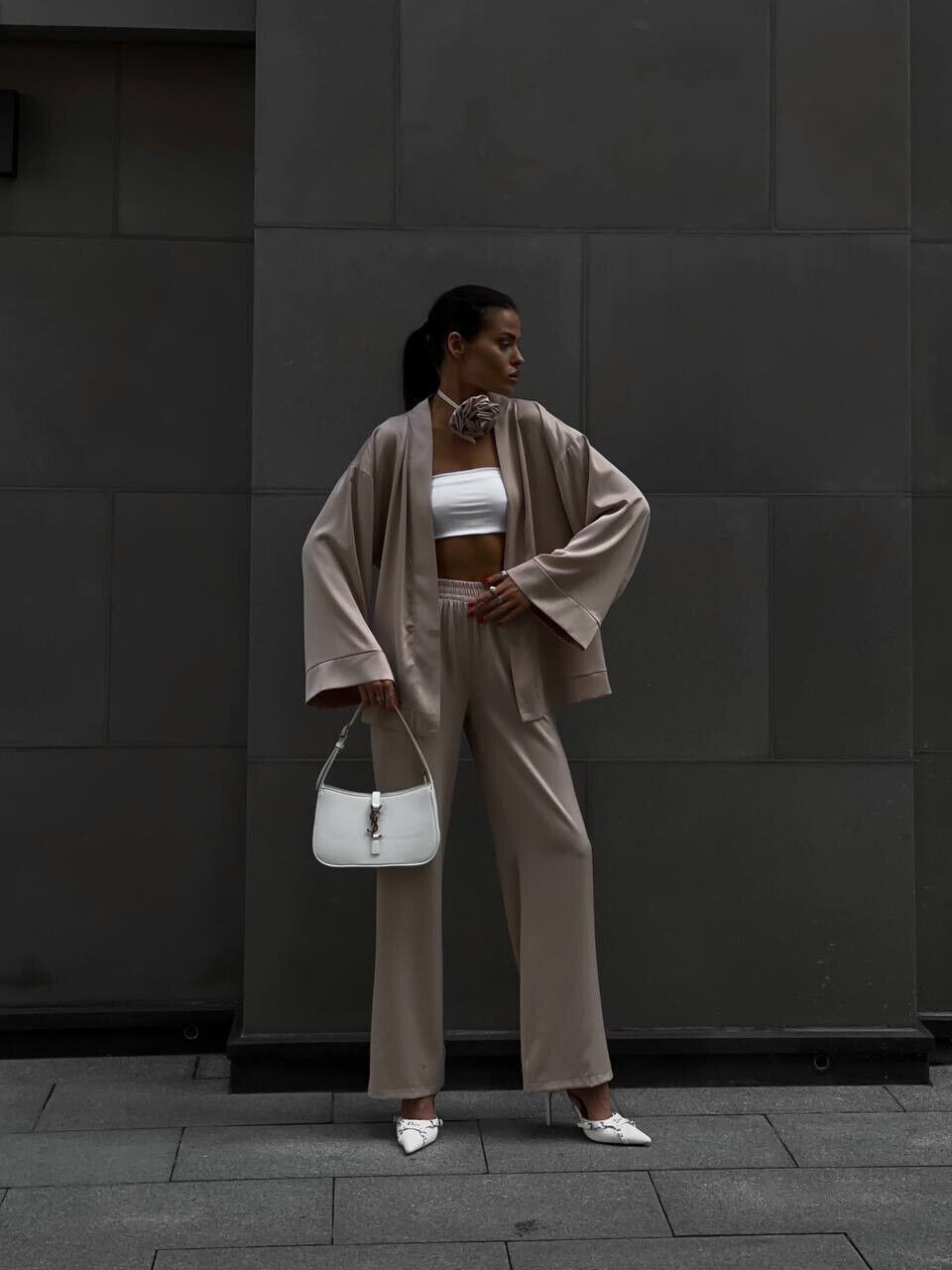 Елегантний жіночий костюм із преміального атласу