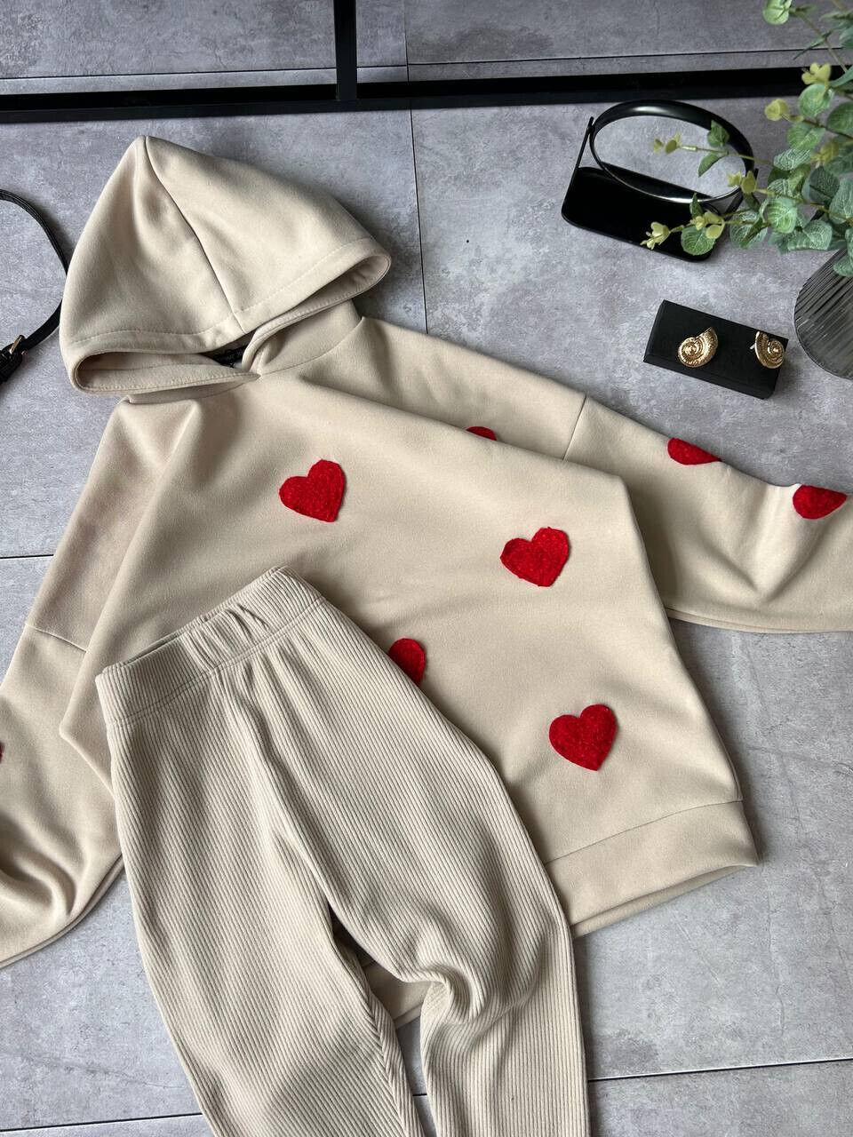 Оригінальний жіночий костюм для прогулянок