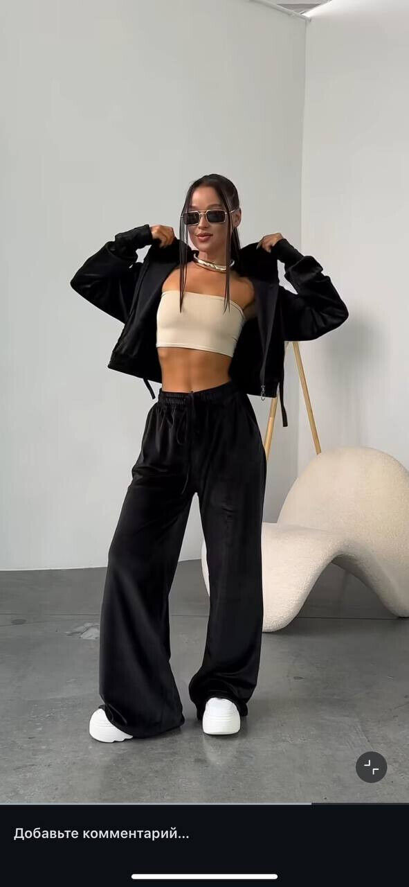 Стильний жіночий спортивний костюм