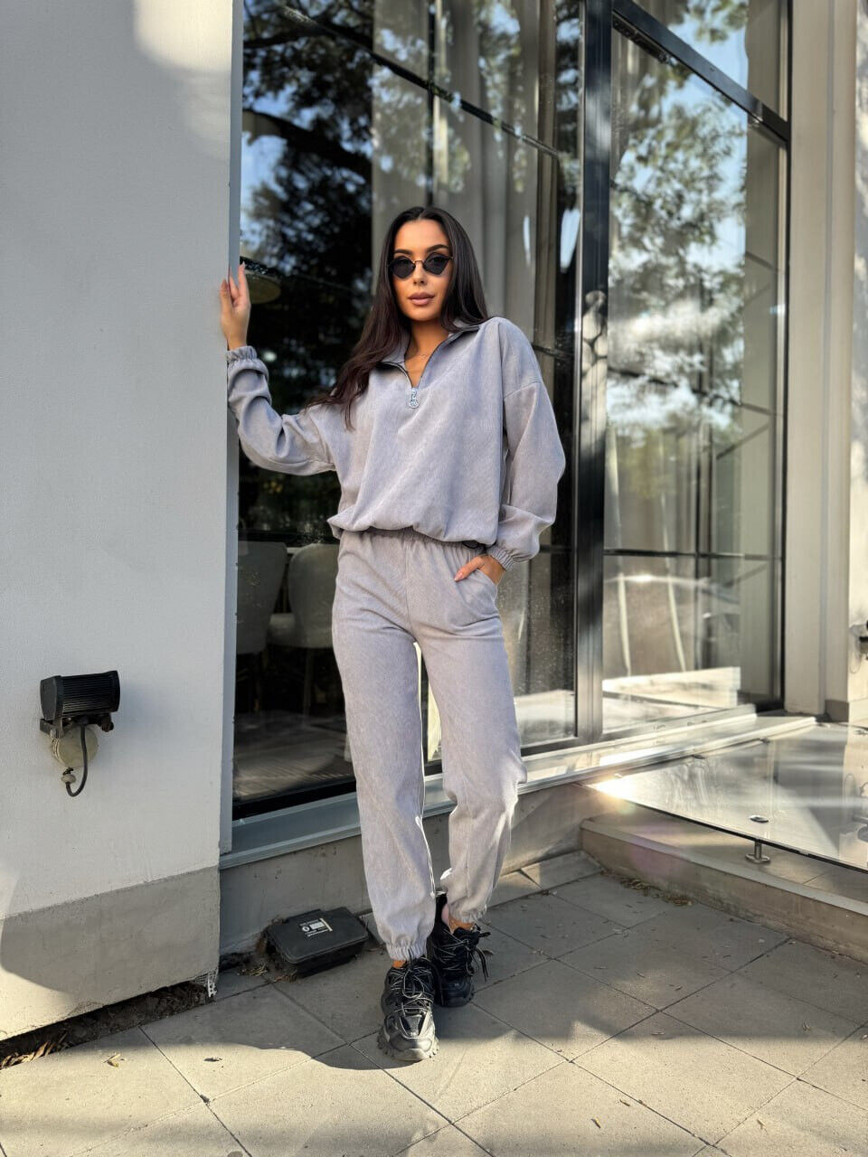 Жіночий костюм з мікровельвета