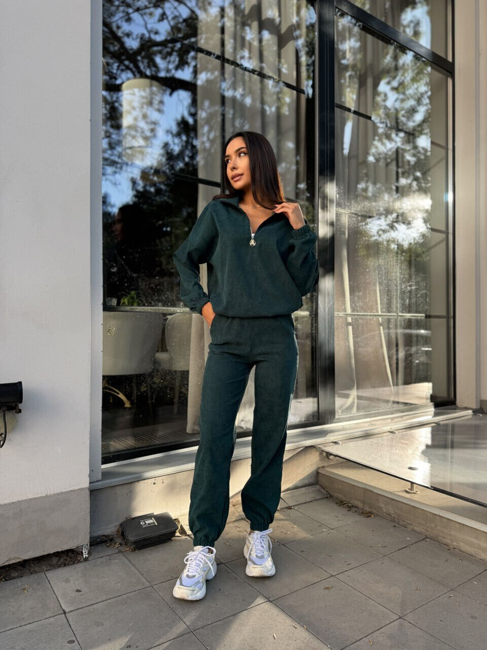 Жіночий костюм з мікровельвета