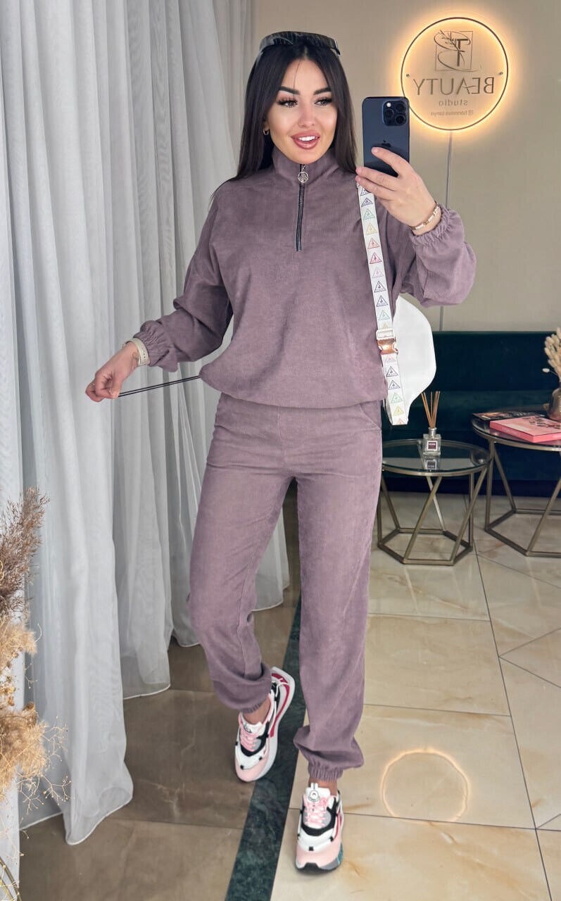 Женский костюм из микровельвета