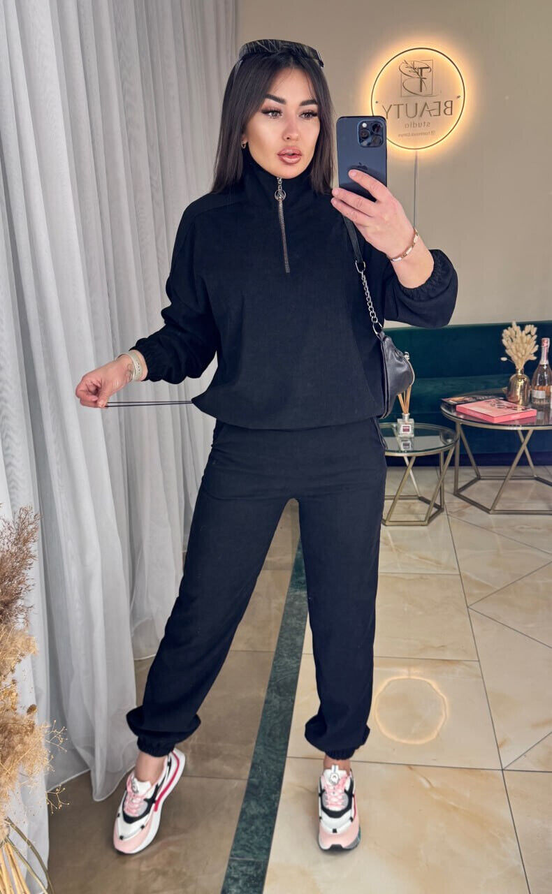 Жіночий костюм з мікровельвета