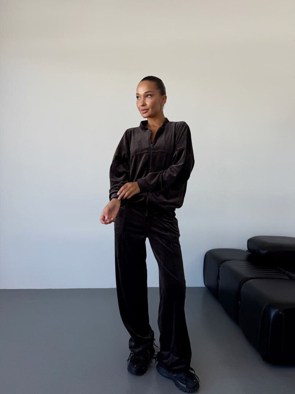 Жіночий трендовий велюровий костюм