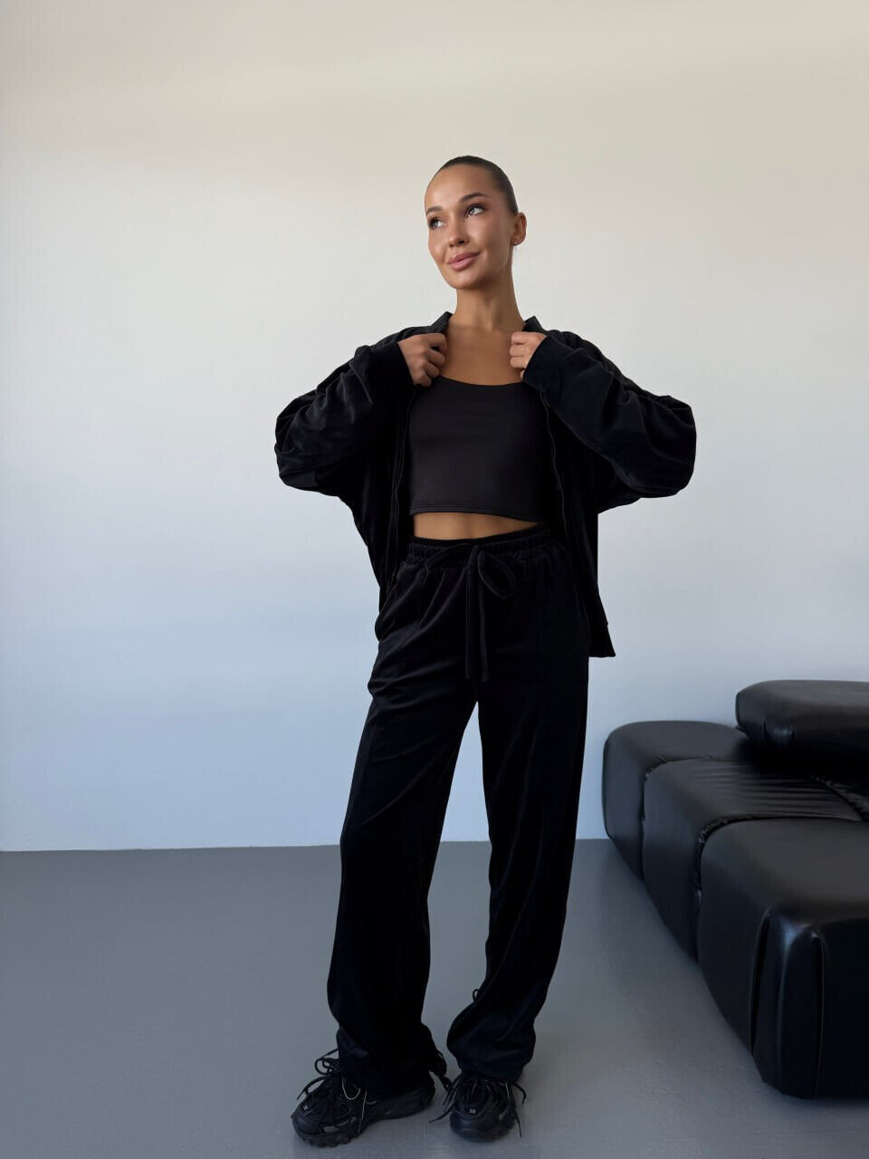 Жіночий трендовий велюровий костюм