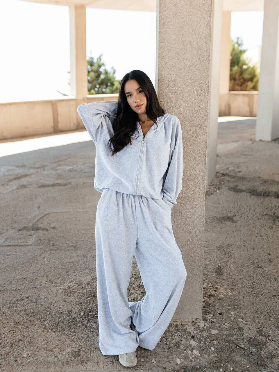 Жіночий костюм з бавовняного велюру 