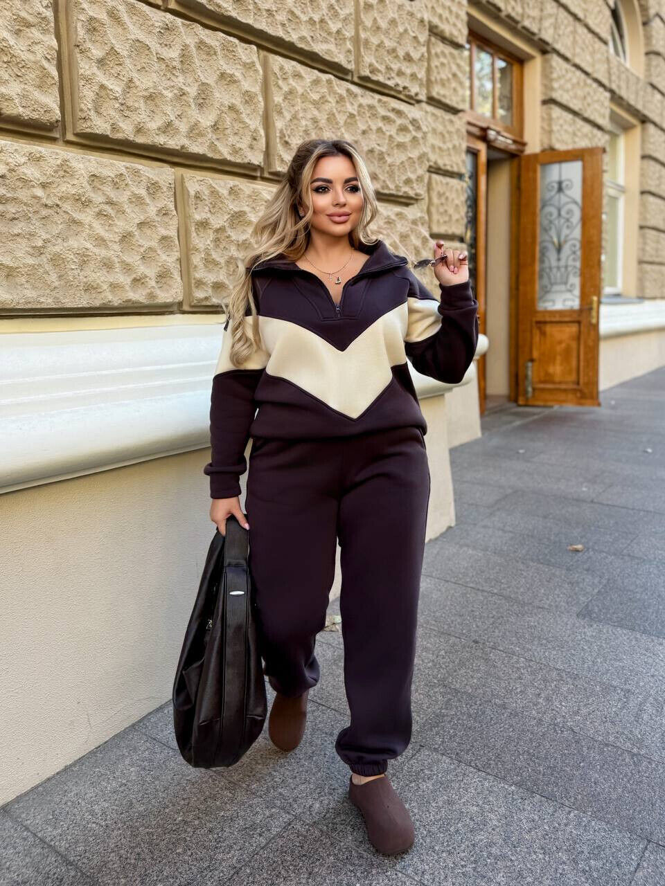 Теплый костюм с начесом в самых трендовых оттенках сезона