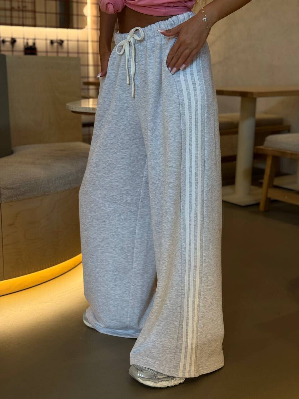 Трендовые спортивные штаны с тремя белыми полосками