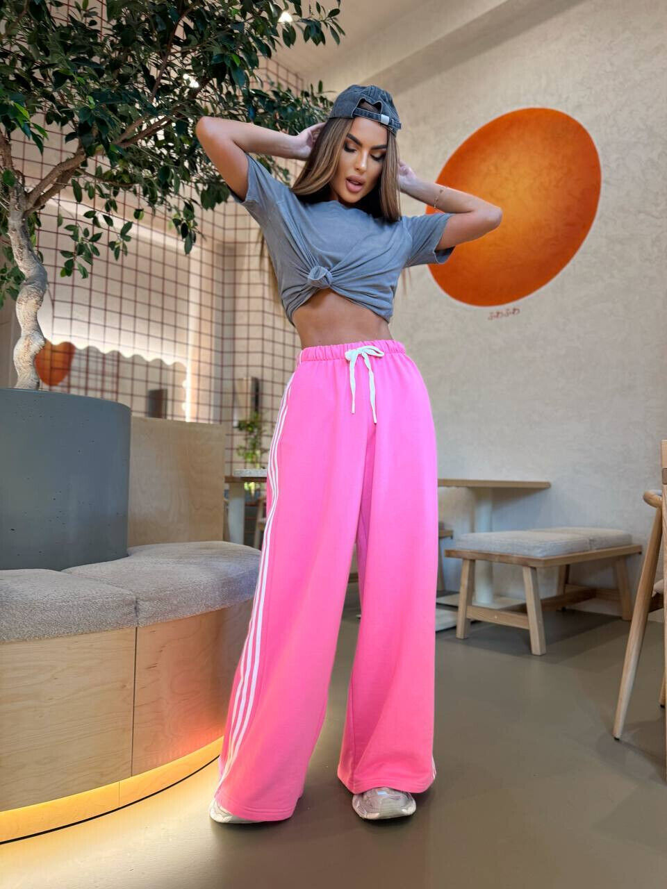 Трендові спортивні штани з трьома білими смужками