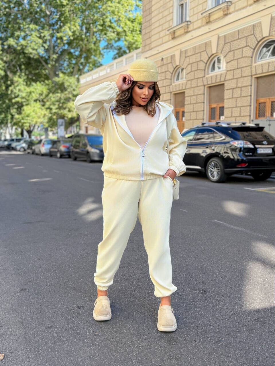 Современный костюм из мягкого микровельвета