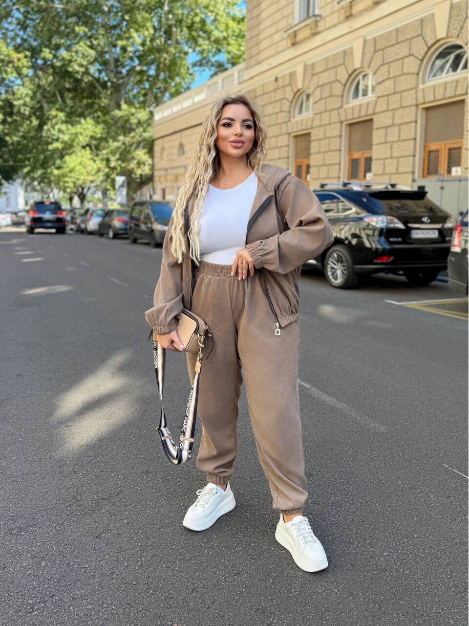 Сучасний костюм із мякого мікровельвету