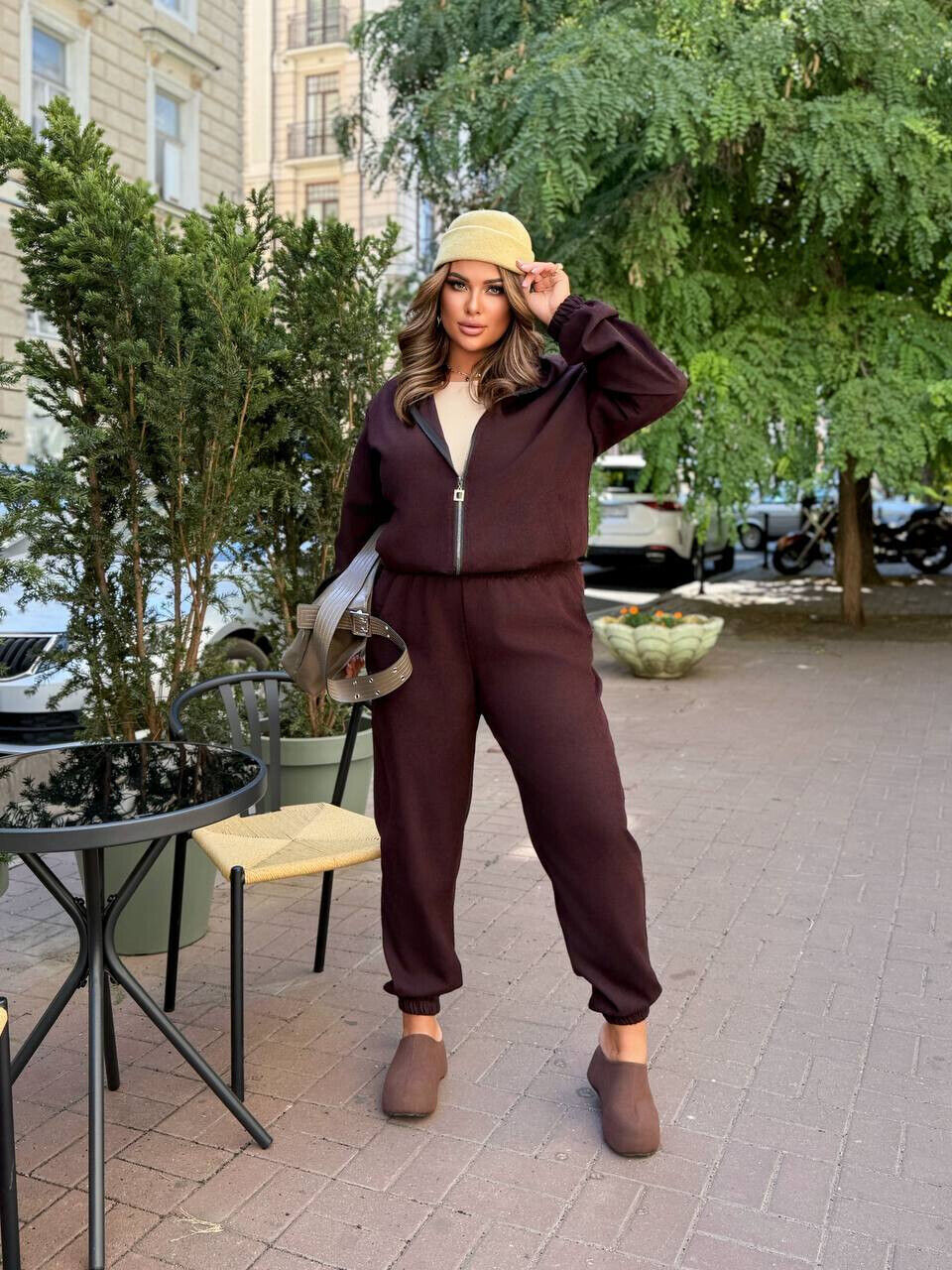 Современный костюм из мягкого микровельвета