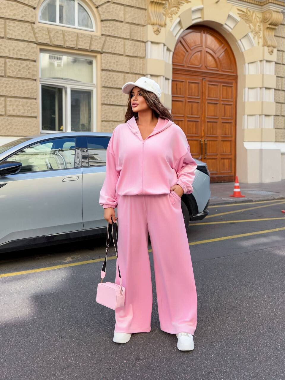 Жіночий велюровий костюм