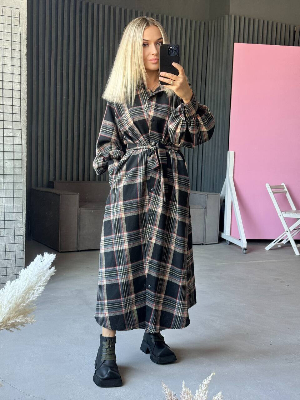 Стильна сукня-сорочка в клітинку