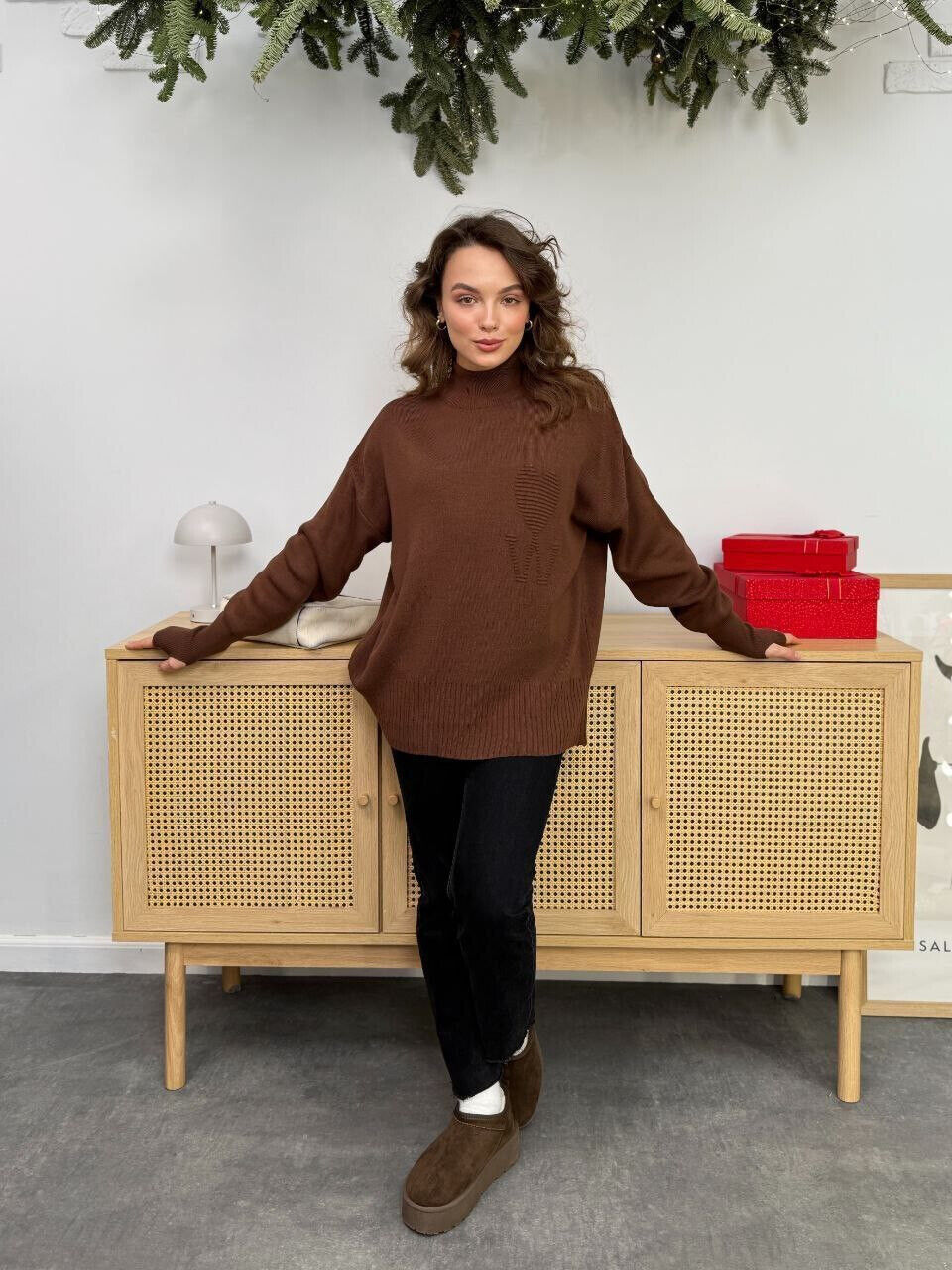 Жіночий подовжений светр фото