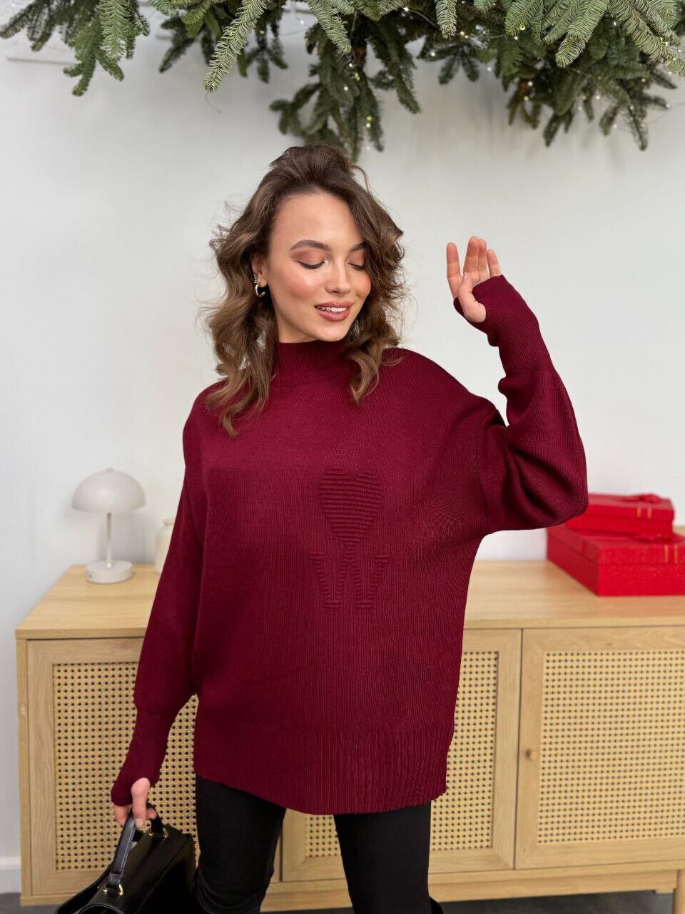 Жіночий подовжений светр фото