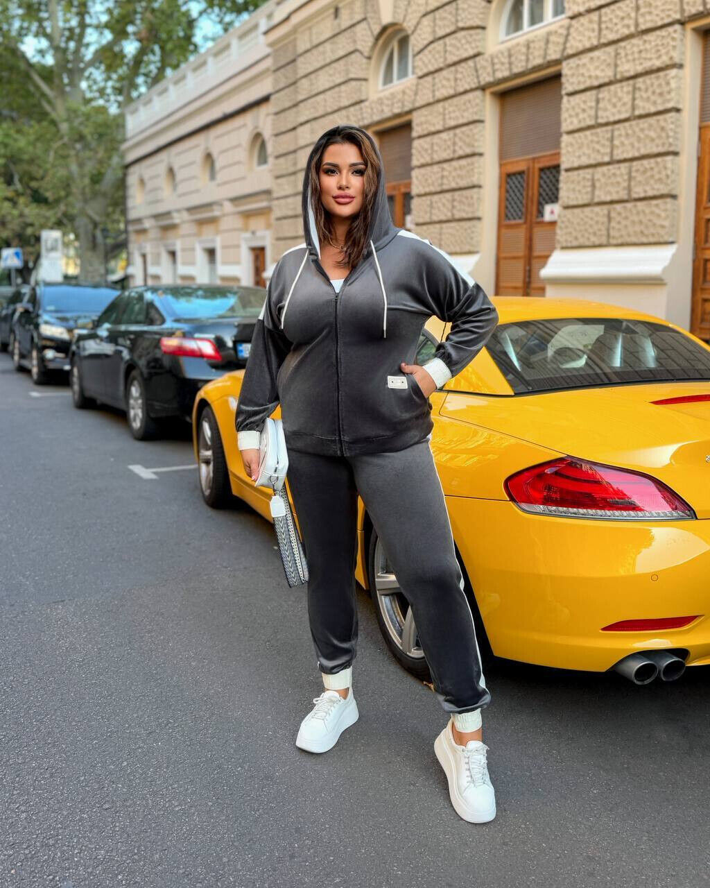 Жіночий велюровий костюм з манжетами