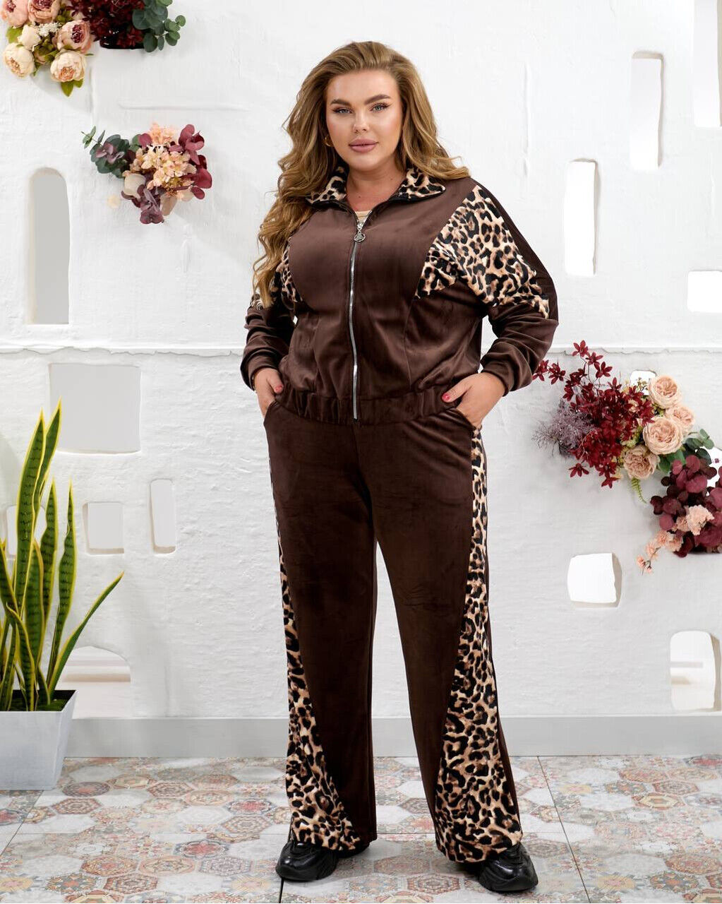 Велюровый женский костюм с лео вставками