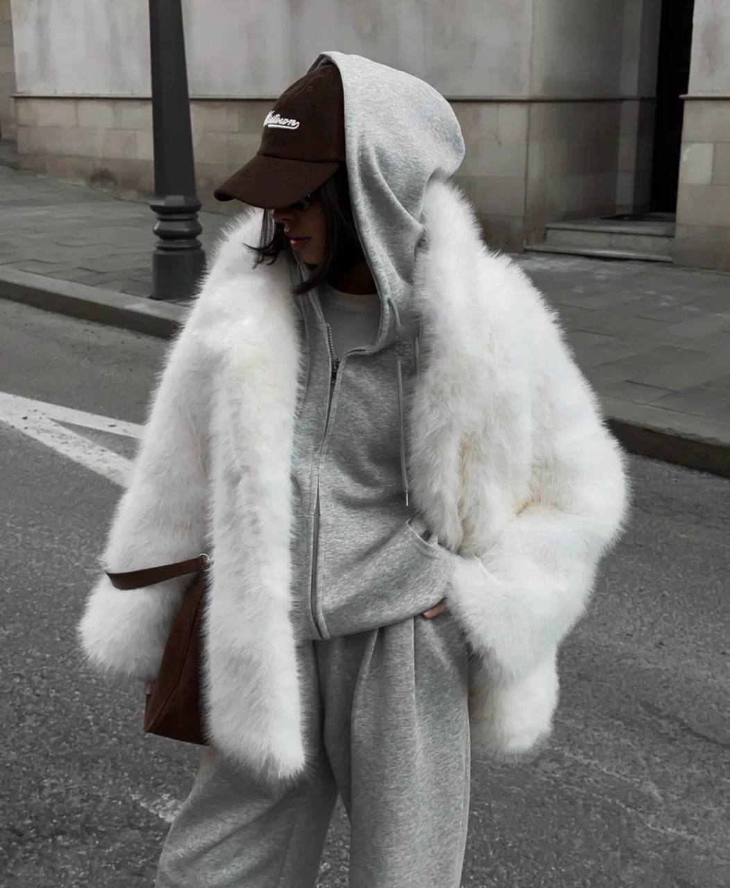 Тепла і  стильна шуба із еко хутра , на підкладці. фото