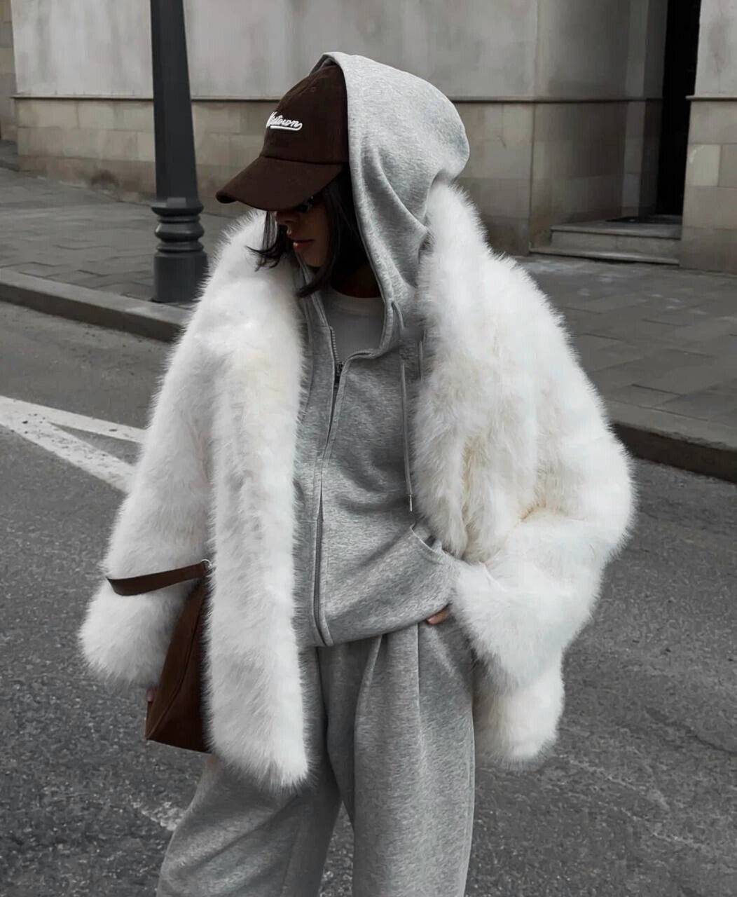 Тепла і  стильна шуба із еко хутра , на підкладці.