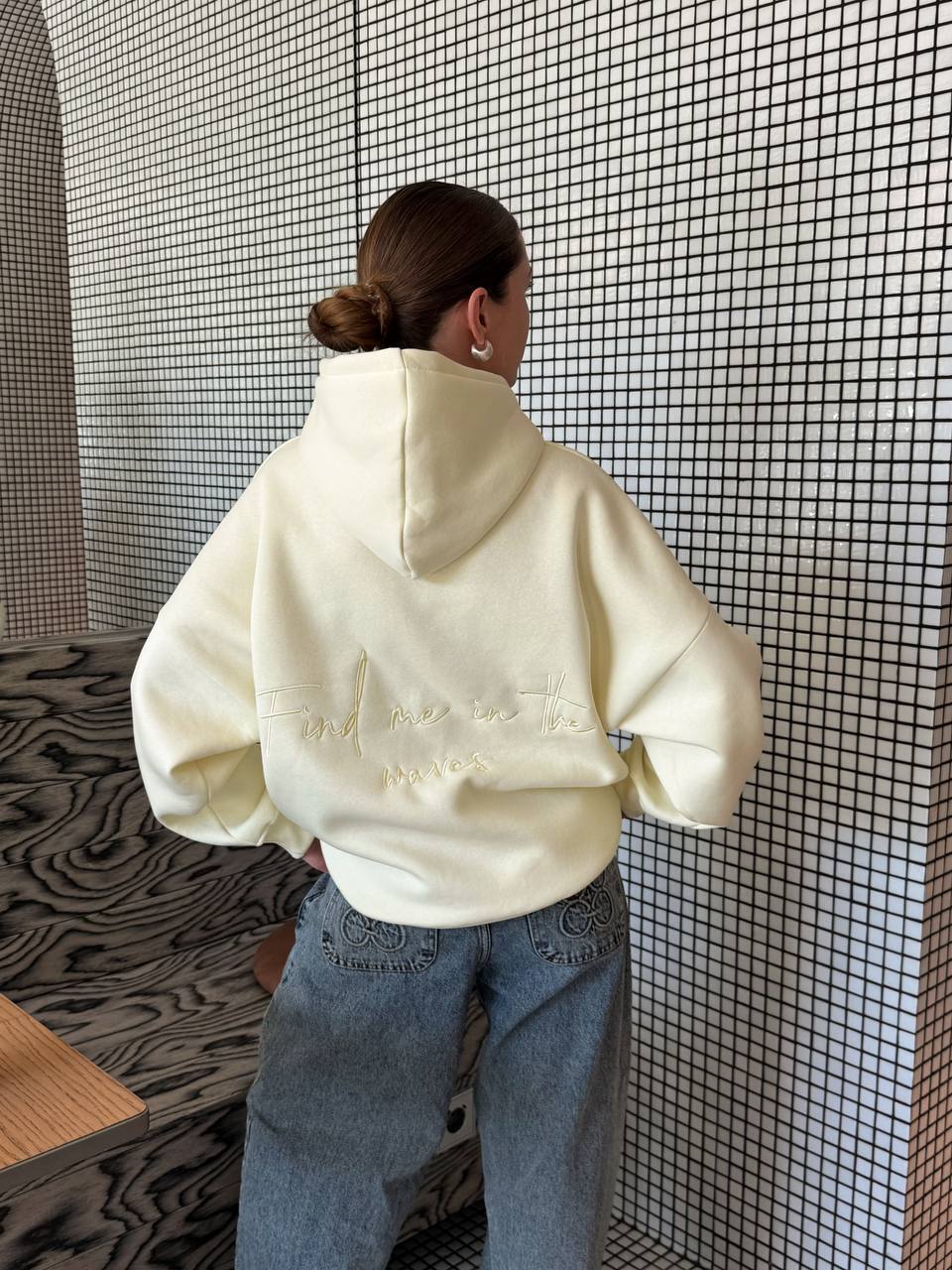 Жіноча тепла кофта з нашивкою на спині фото