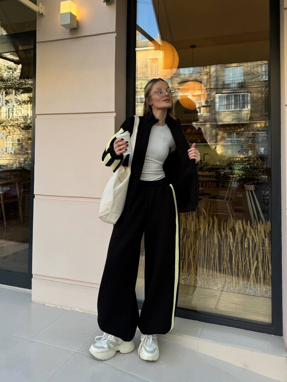 Стильний жіночий спортивний костюм у трендовому поєднанні кольорів