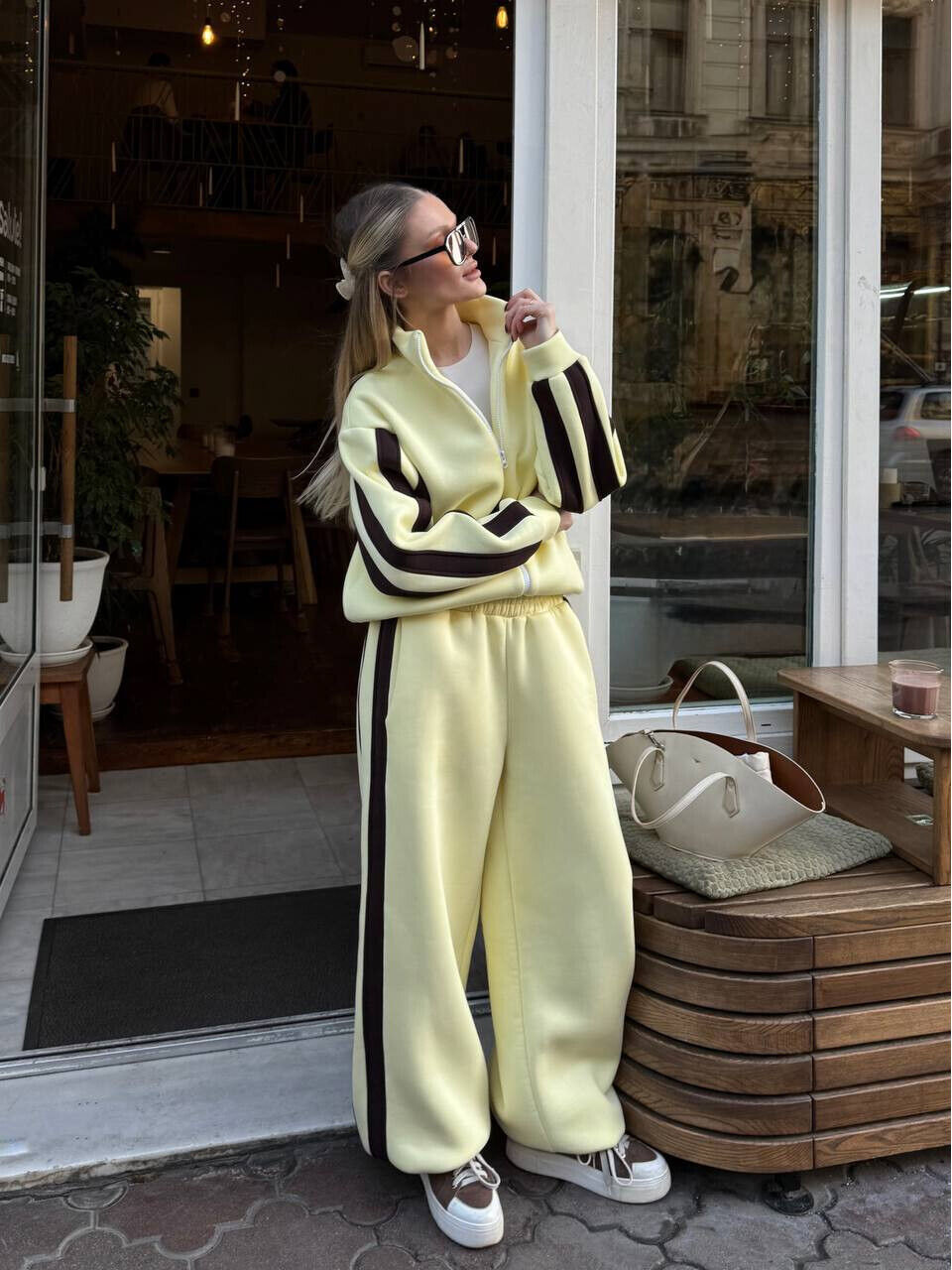 Стильний жіночий спортивний костюм у трендовому поєднанні кольорів