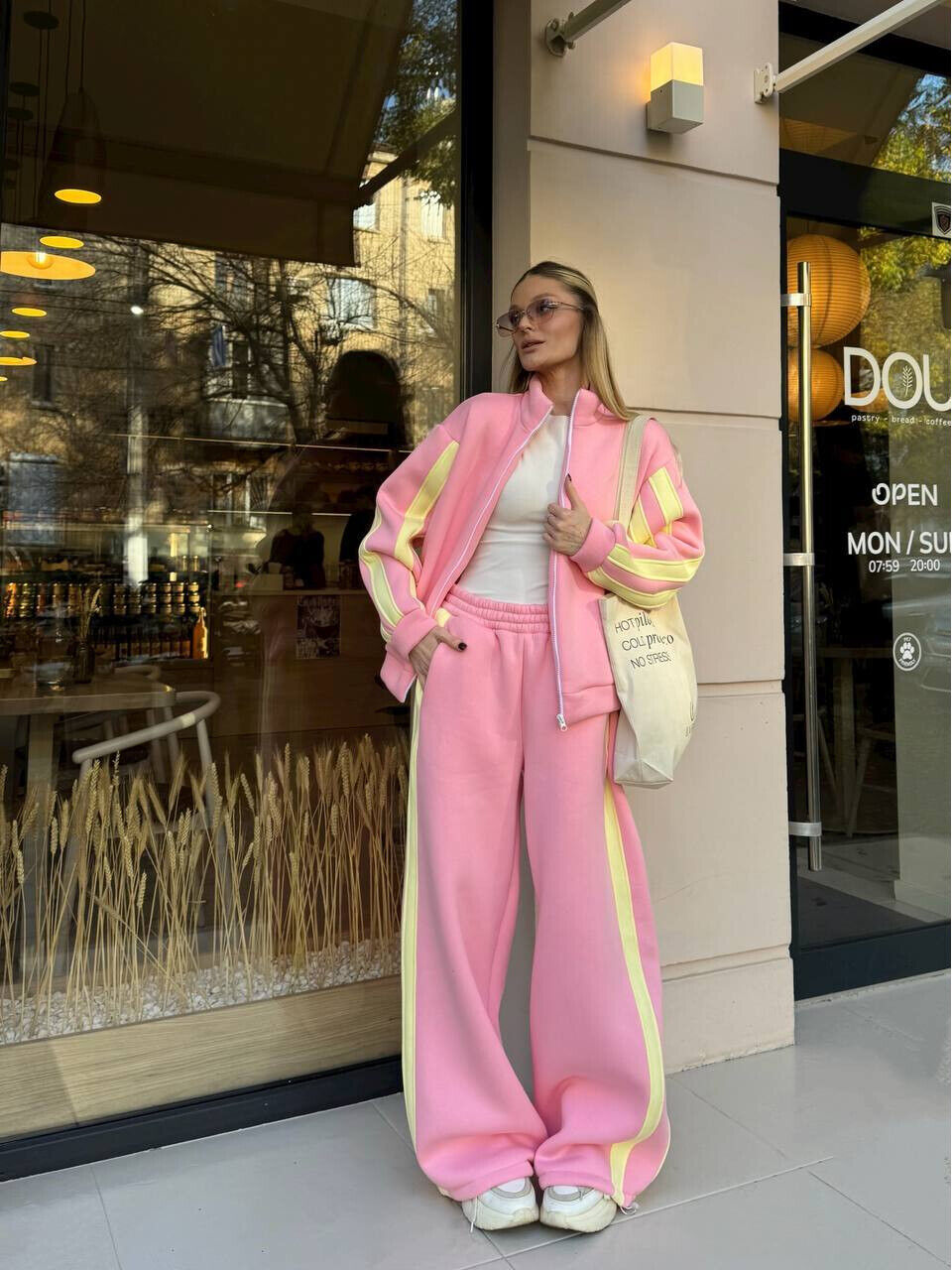 Стильний жіночий спортивний костюм у трендовому поєднанні кольорів