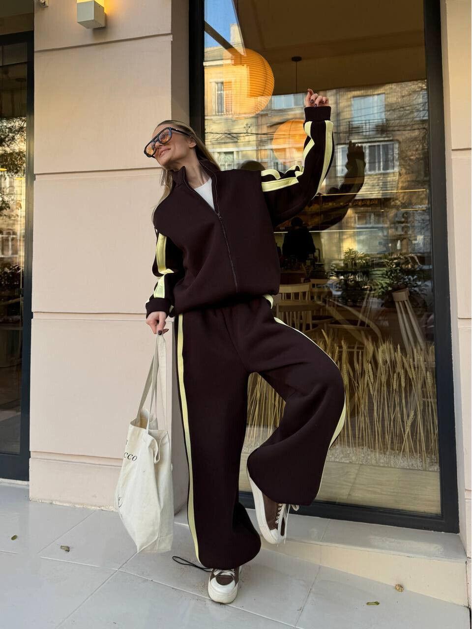 Стильний жіночий спортивний костюм у трендовому поєднанні кольорів