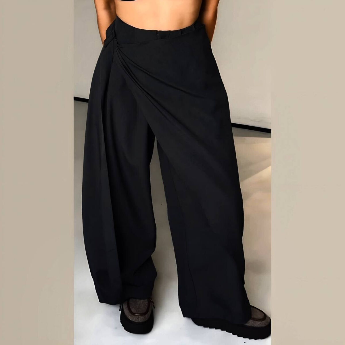 Стильные широкие брюки-султанки с ассиметричным запахом спереди.