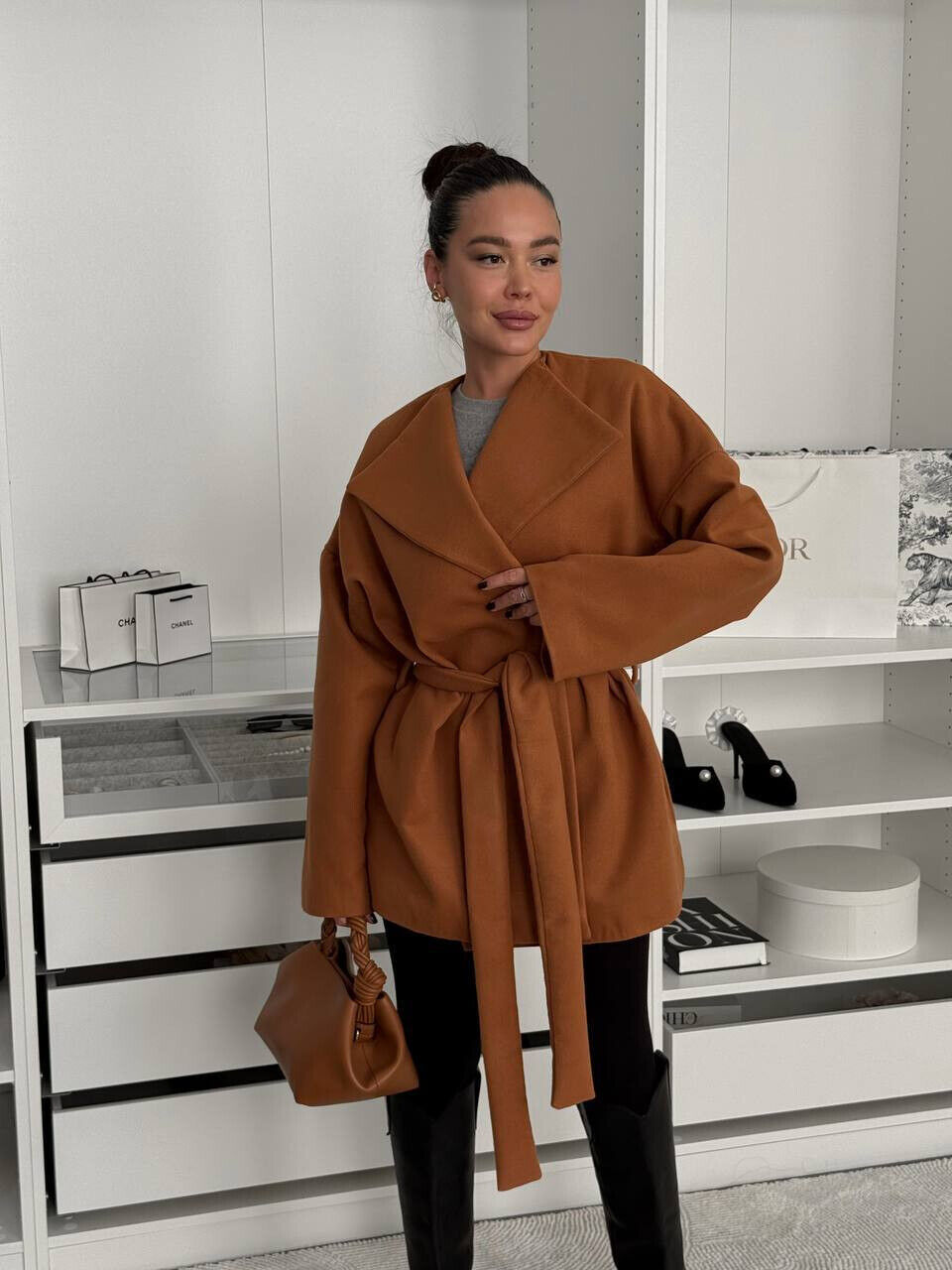 Трендове коротке тренч-пальто з поясом, яке ідеально підкреслює фігуру