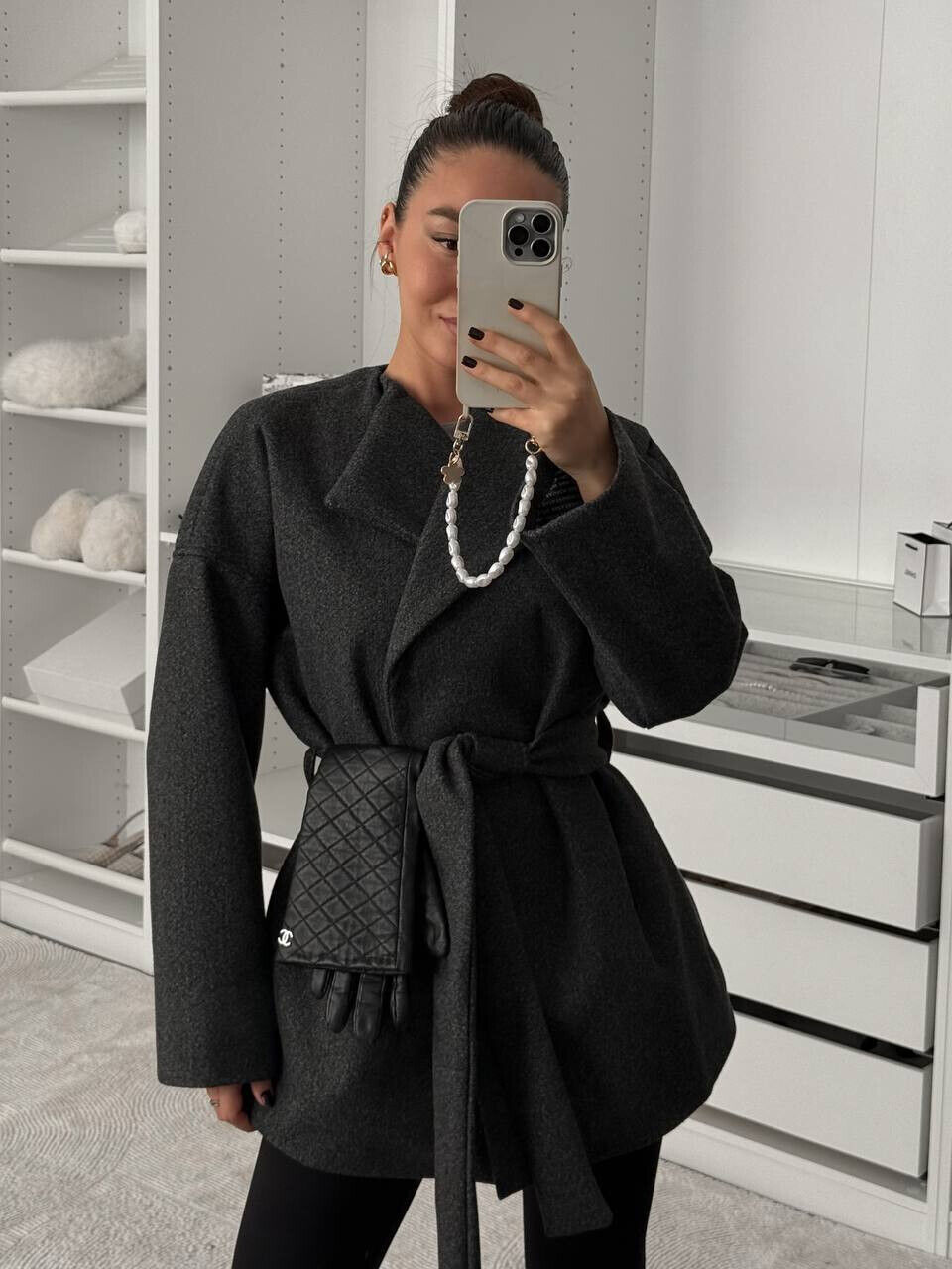 Трендове коротке тренч-пальто з поясом, яке ідеально підкреслює фігуру