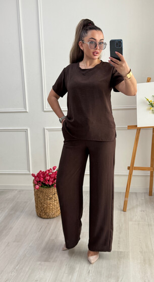 Жіночий весняний костюм