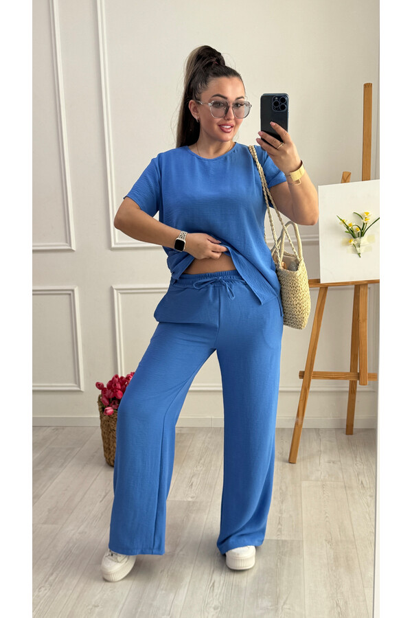 Жіночий весняний костюм фото