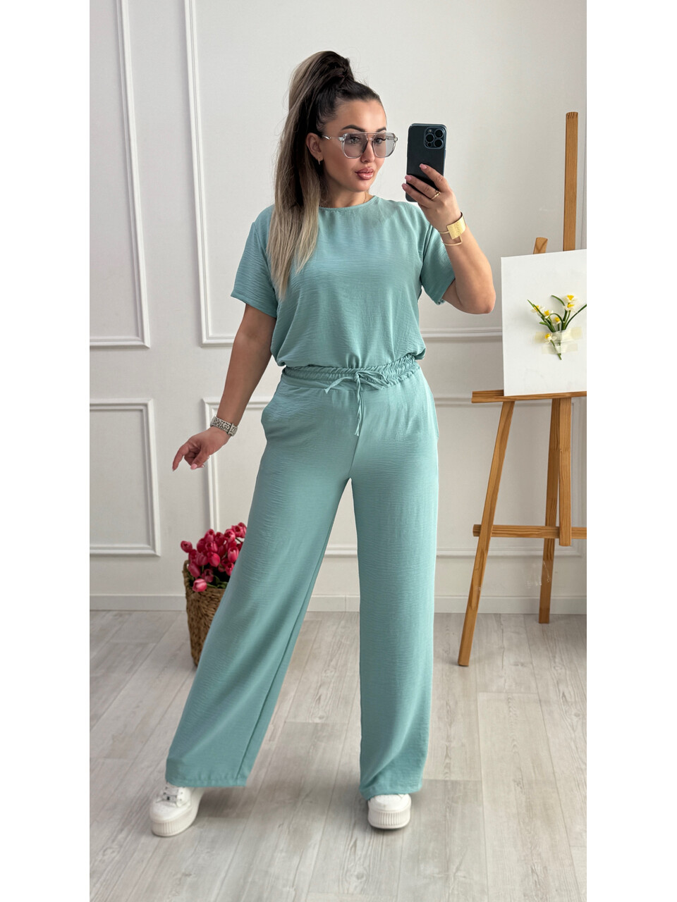 Жіночий весняний костюм