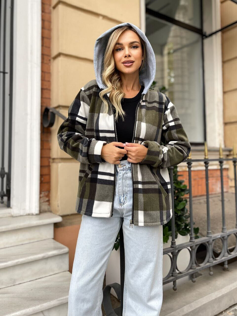 Женская флисовая рубашка в клетку фото