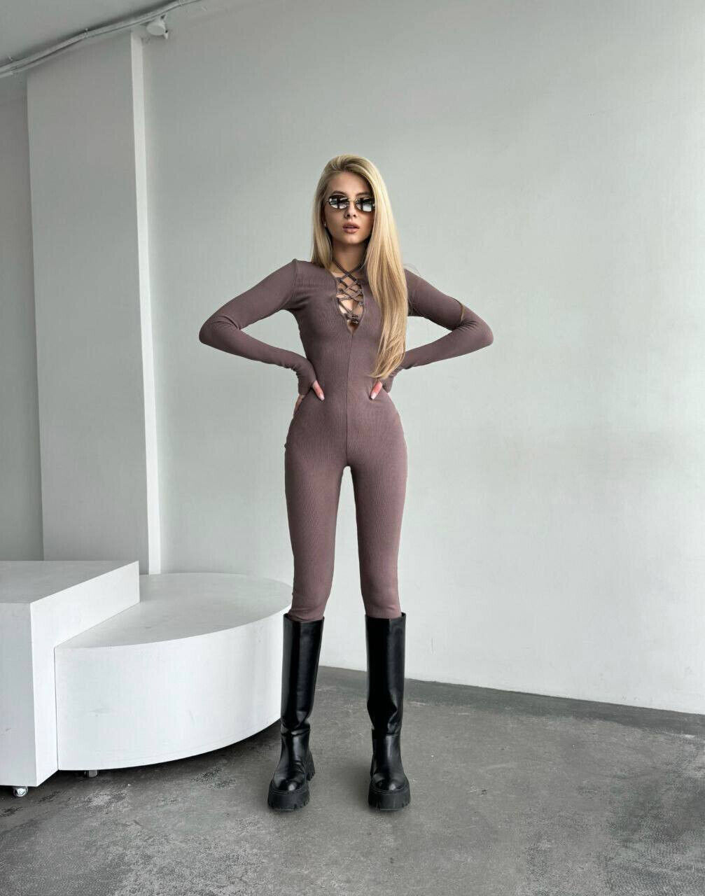 Женский комбинезон рубчик с красивым декольте.