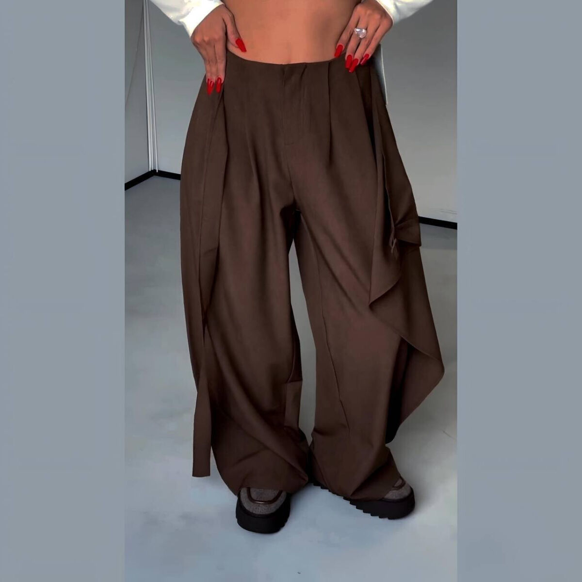 Стильные широкие брюки-султанки с ассиметричным запахом спереди.