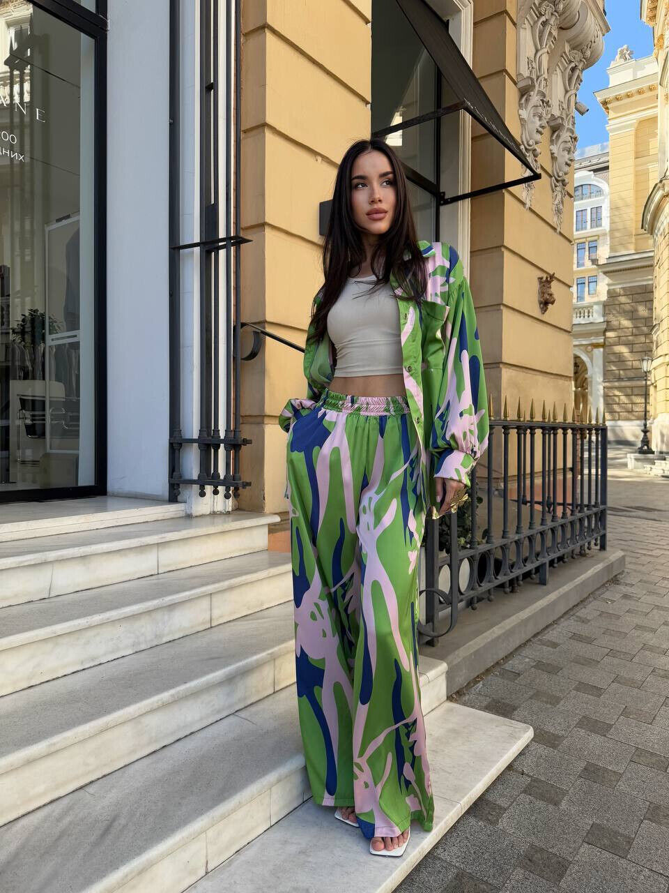 Ідеальний літній костюм з яскравого шовку