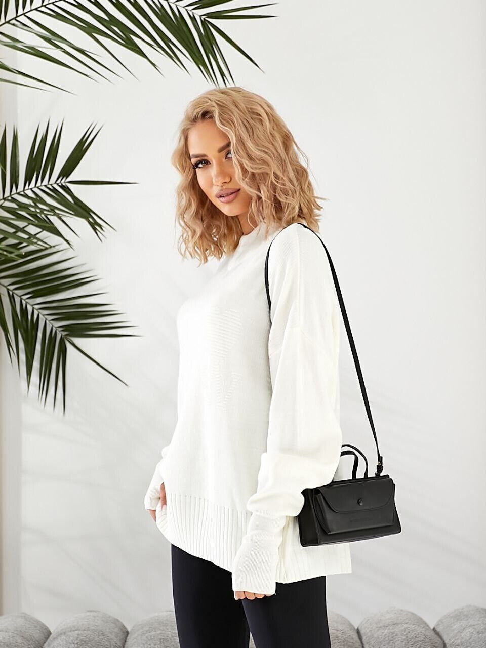 Жіночий подовжений светр фото