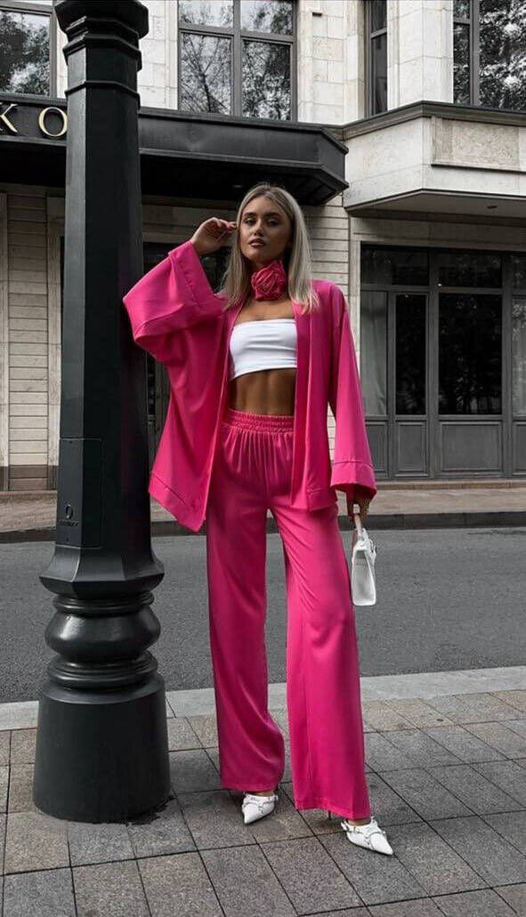 Елегантний жіночий костюм із преміального атласу