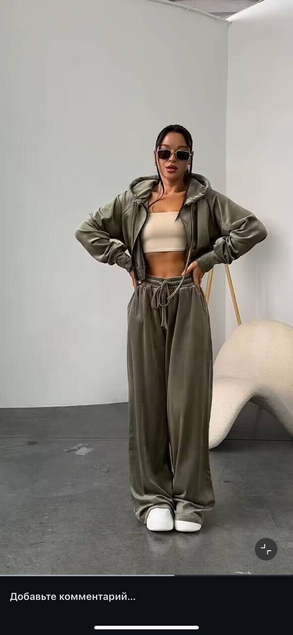 Стильний жіночий спортивний костюм