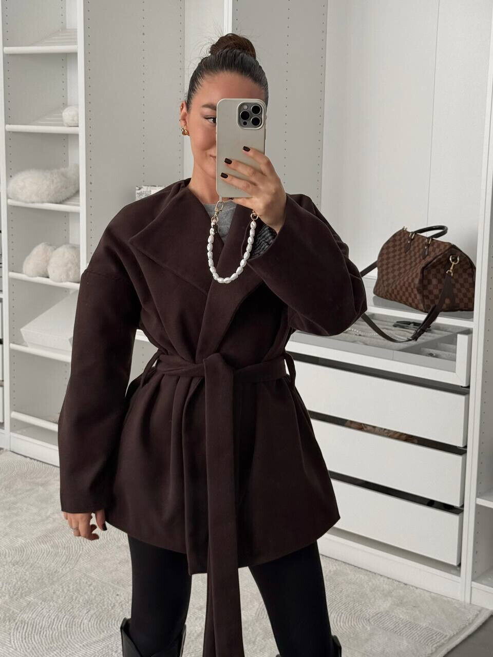 Трендове коротке тренч-пальто з поясом, яке ідеально підкреслює фігуру