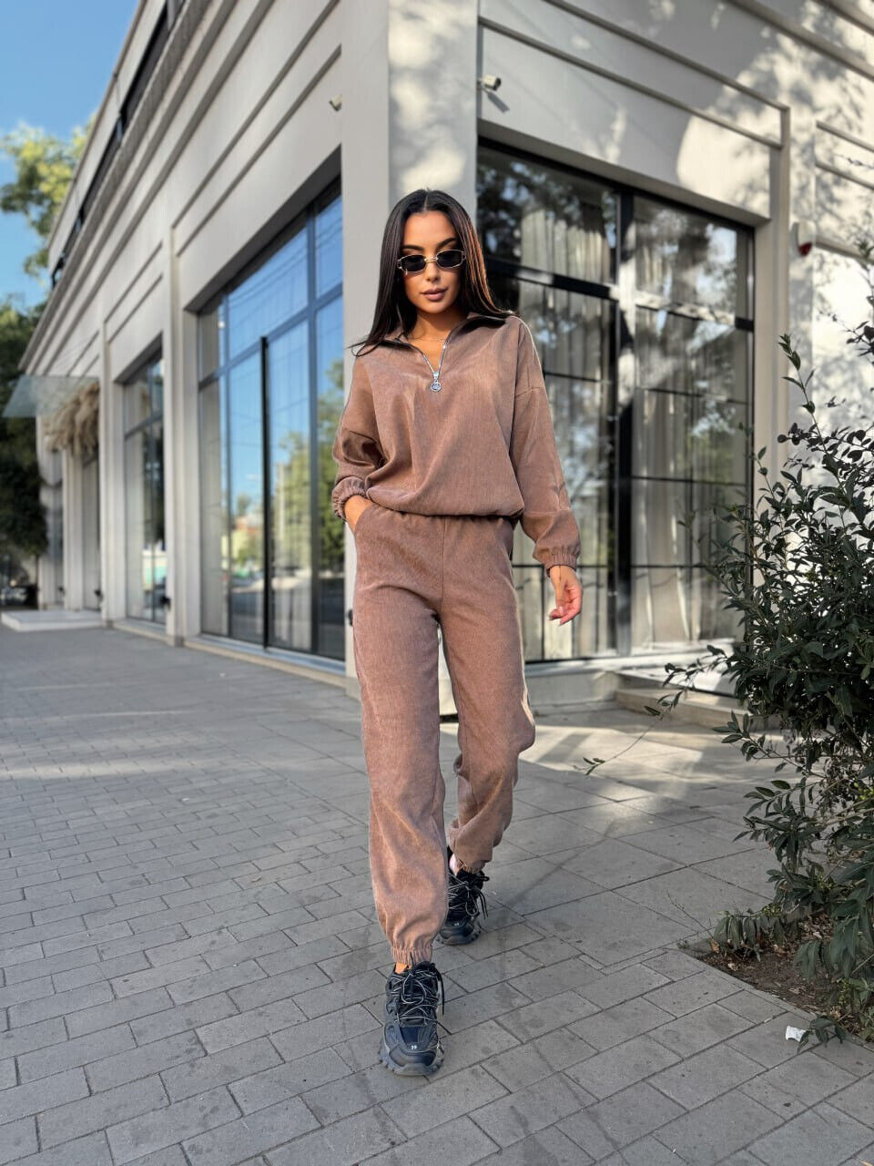 Жіночий костюм з мікровельвета