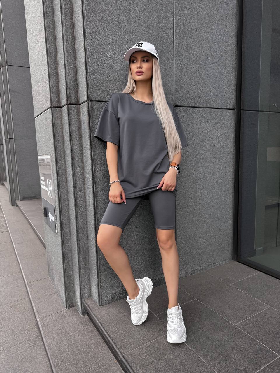 Жіночий костюм футболка вільна фото