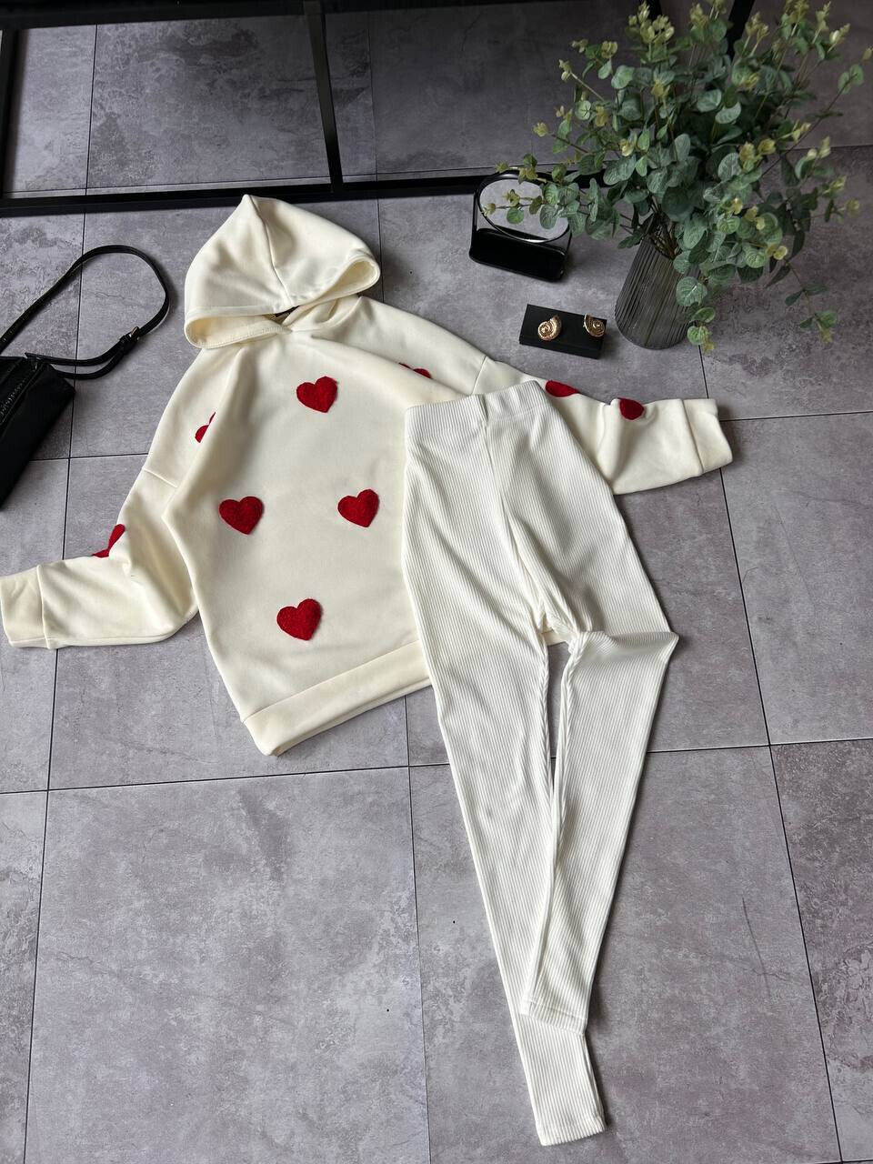 Оригінальний жіночий костюм для прогулянок