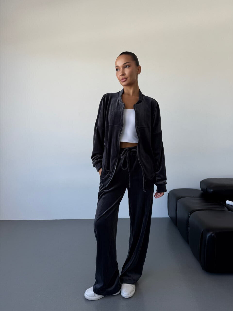 Жіночий трендовий велюровий костюм